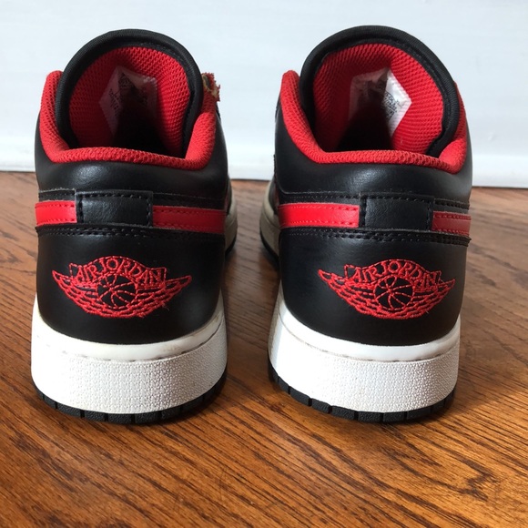 Jordan 1 Low White Red Black Size 7Y or 7 Men’s White or 8.5 Women’s - AUTHENTIC - Picture 4 of 8